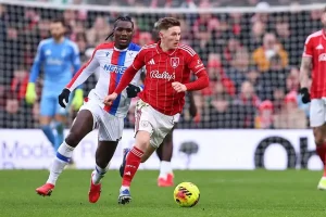 Nottingham Forest's Elliot Anderson under pressure from Christantus Uche
