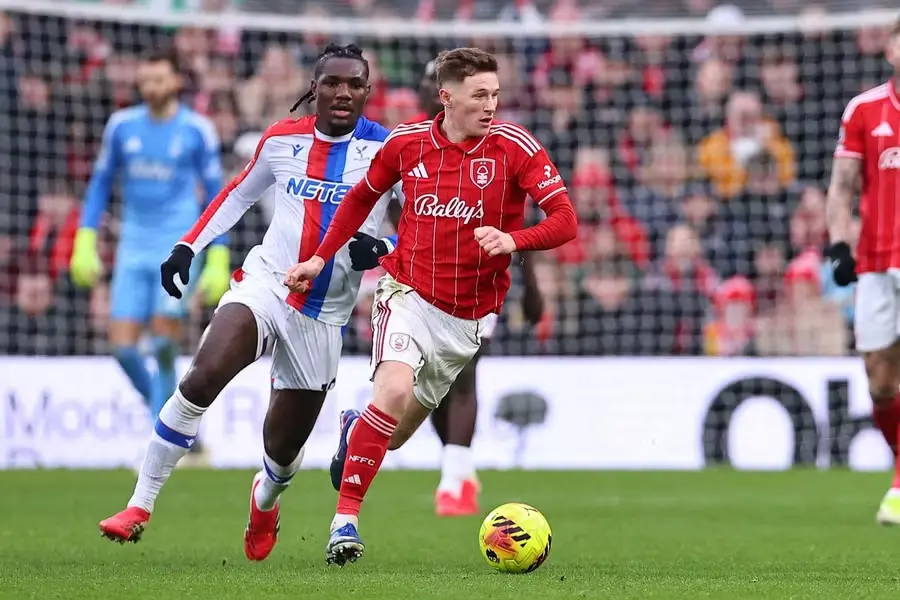 Nottingham Forest's Elliot Anderson under pressure from Christantus Uche