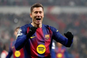 Barcelona will 'wait and see' on Robert Lewandowski decision as contract runs down