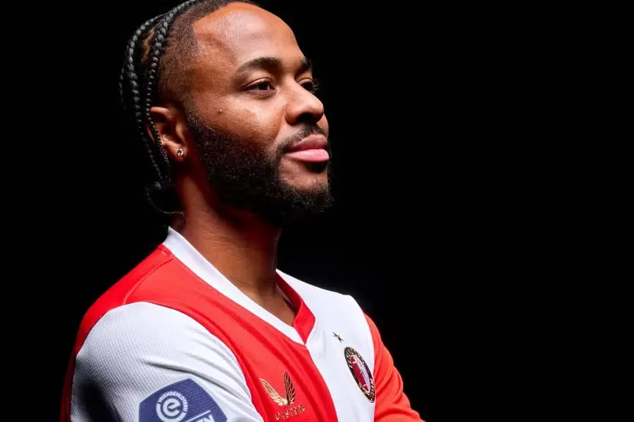 Van Persie takes action for Feyenoord signing Sterling: It's for him!