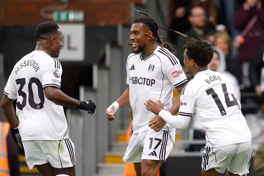 ฟูแล่มอัดสเปอร์ส 2-1 ทำสถิติไร้ชัย 10 นัดติด