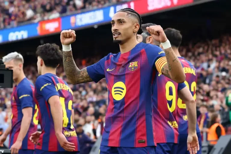 ราฟินญ่า โชว์ฟอร์มระดับโลกซัดแฮตทริกพาสโมสรบาร์เซโลนาเปิดรังถล่มเซบีย่า 4-0