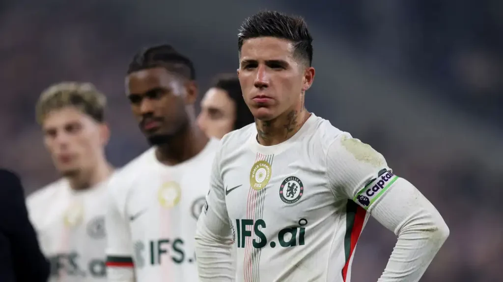 เอนโซ่ แฟร์นันเดซ เริ่มสูญเสียความไว้วางใจจากเพื่อนร่วมทีมเชลซี หลังฟอร์มตกและแสดงท่าทีไม่เหมาะสม