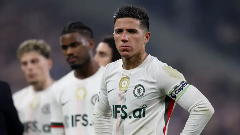 เอนโซ่ แฟร์นันเดซ เริ่มสูญเสียความไว้วางใจจากเพื่อนร่วมทีมเชลซี หลังฟอร์มตกและแสดงท่าทีไม่เหมาะสม